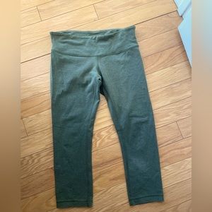 Lululemon size 6 capri pants